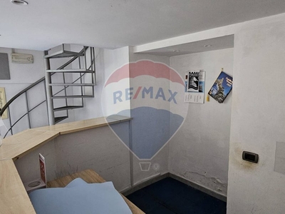 Immobile commerciale in Affitto a Salerno, zona Carmine, 500€, 37 m²