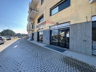 Immobile commerciale in Vendita a Benevento, zona Ferrovia, 550'000€, 460 m²