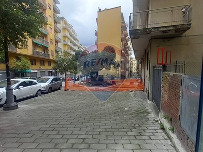 Immobile commerciale in Vendita a Salerno, zona Carmine, 200'000€, 72 m²