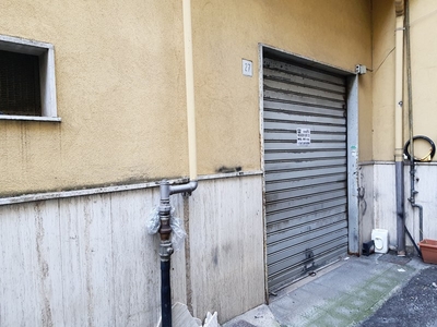 Immobile commerciale in Vendita a Salerno, zona Torrione, 65'000€, 80 m²
