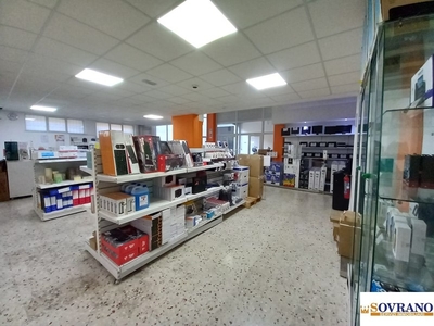 Magazzino in Affitto a Palermo, 2'600€, 730 m²