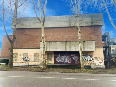 Negozio in Vendita a Ferrara, 550'000€, 850 m²