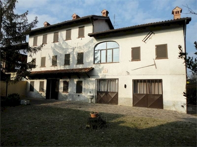 Splendida casa libera su 3 lati con giardino