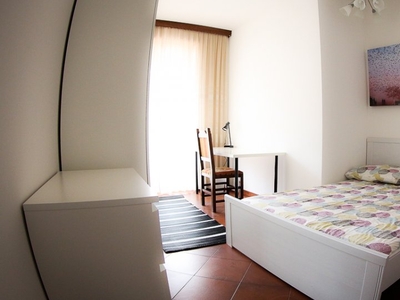 Stanza in affitto in appartamento con 5 camere da letto a Milano