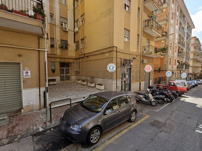 Trilocale in Vendita a Salerno, zona ZONA CARMINE, 150'000€, 77 m²