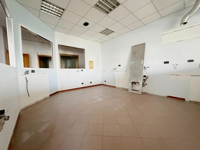 Ufficio in Affitto a Lucca, zona Arancio, 1'000€, 110 m²