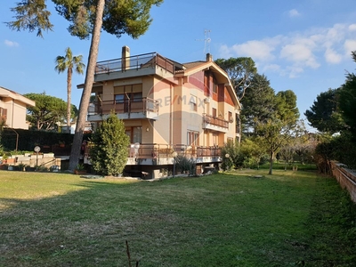 Villa bifamiliare in Vendita a Roma, zona Axa, 729'000€, 330 m²