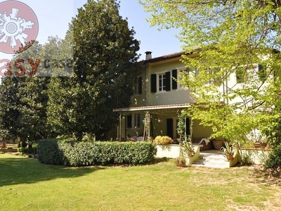 Villa in Vendita a Lucca, zona Fagnano, 1'350'000€, 800 m²