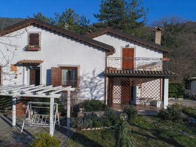 Villa in Vendita a Terni, zona Zona Agricola, 250'000€, 180 m²