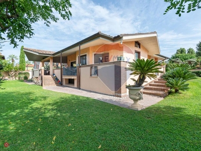 Villa in Vendita in Via Italo Montemezzi 18 a Roma
