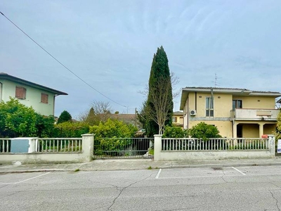 Villa da ristrutturare in zona Levata a Curtatone