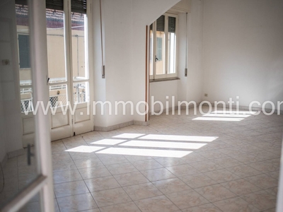 Appartamento ad Acqui Terme, 5 locali, 1 bagno, 145 m², 1° piano