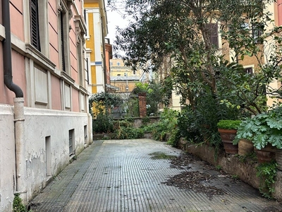 Appartamento in Vendita a Roma, zona Esquilino, 639'000€, 150 m²