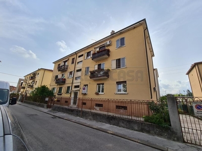 Appartamento in Vendita a Vicenza, 90'000€, 140 m², con Box