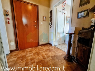 Appartamento in Vendita a Vicenza, zona VILLAGGIO DEL SOLE, 65'000€, 90 m², arredato, con Box