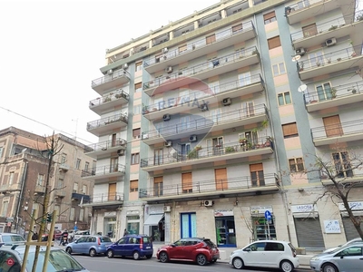 Appartamento in Vendita in Viale Mario Rapisardi 98 a Catania