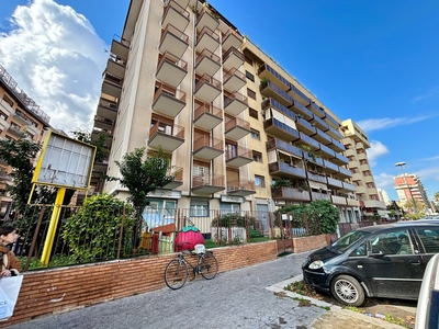 Appartamento in VIALE CROCE ROSSA - Palermo