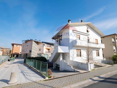 Casa indipendente a Castelbellino, 13 locali, 3 bagni, con box, 260 m²