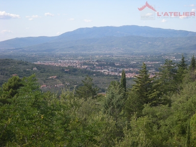 Casa semindipendente ad Arezzo, 10 locali, 4 bagni, giardino privato