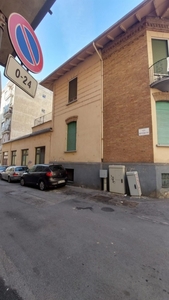 Casa semindipendente in VIA PASCOLI, Asti, 6 locali, 1 bagno, con box