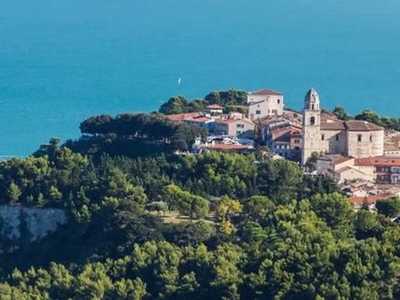 Rustico a Sirolo, 5 locali, 2 bagni, giardino privato, posto auto