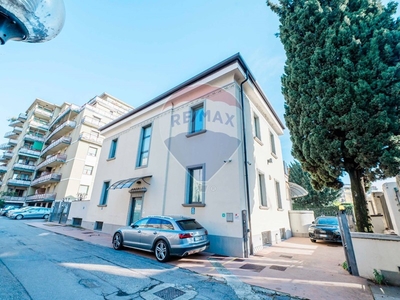 Ufficio in Affitto a Bergamo, zona Carducci, 9'000€, 890 m²