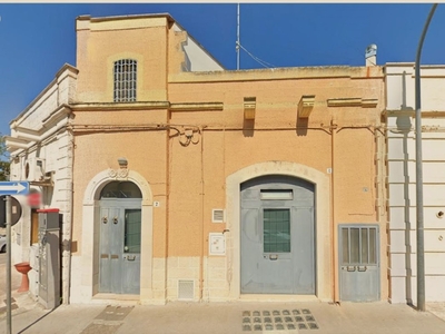 Valenzano centrale, casa indipendente con giardino e posti auto.