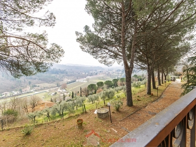 Villa ad Arezzo, 14 locali, 8 bagni, giardino privato, 600 m²