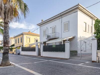 Villa in vendita a Cecina Livorno Cecina Mare
