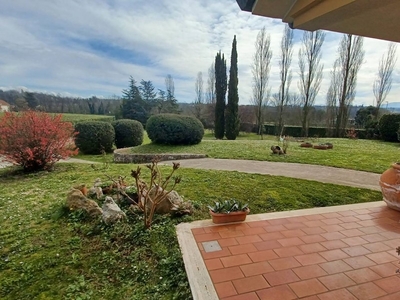 Villa in Vendita a Frosinone, 515'000€, 450 m²
