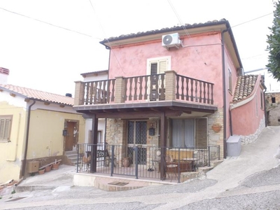 villa indipendente in vendita a Farindola