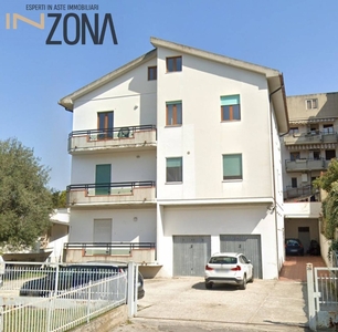 Appartamento in Via Cuneo, Folignano, 7 locali, 1 bagno, 145 m²