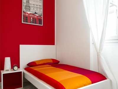 Camera in affitto in appartamento con 8 camere da letto a Milano