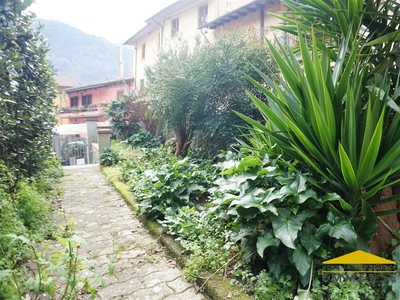 Casa con giardino in vendita a Massa