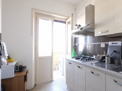 Stanze in affitto in appartamento con 4 camere da letto a Furio Camillo, Roma