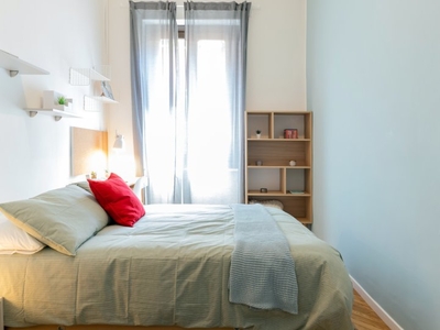Stanza in affitto in appartamento con 13 camere da letto a Torino