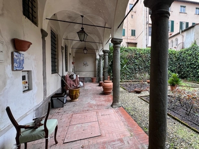 Appartamento con giardino in piazza san michele 46, Lucca