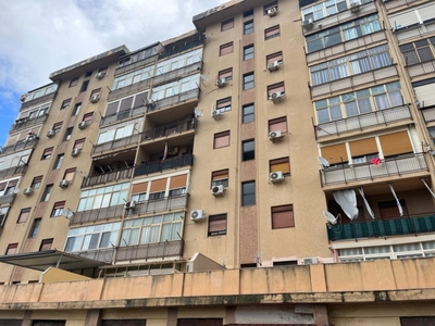 Appartamento in Via Olindo Guerrini, Palermo, 2 bagni, 106 m²