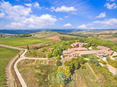 Azienda agricola e vitivinicola in vendita sulle colline più belle della Toscana