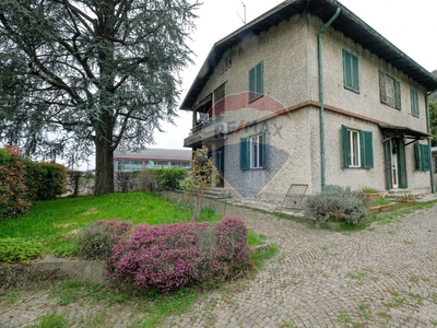 Casa indipendente a Pontida, 8 locali, 2 bagni, giardino privato