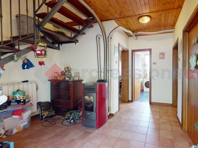 Casa indipendente in Via Eusebio Ferrari Popiglio 6, 9 locali, 2 bagni