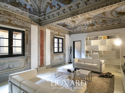 Lussuoso appartamento con affreschi in vendita nel centro di Firenze