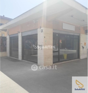 Negozio/Locale commerciale in Affitto in Largo Catone 9 a Pomezia
