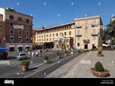 Negozio/Locale commerciale in Affitto in Piazza San Pietro a Frascati