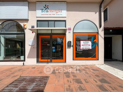 Negozio/Locale commerciale in Affitto in Via Guglielmo Marconi 46 a Desenzano del Garda