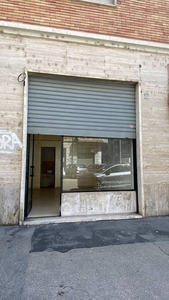 Negozio/Locale commerciale in Affitto in Via Tunisi 131 a Torino