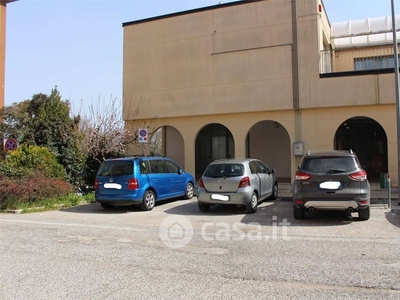 Negozio/Locale commerciale in Vendita in Via Bartolo da Sassoferrato 2 a Ancona