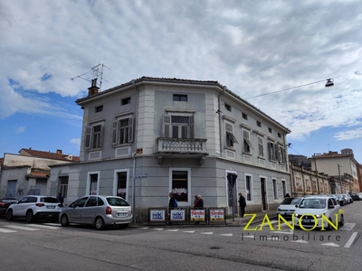 Palazzo in Via Boccaccio, Gorizia, 4 locali, 3 bagni, giardino privato