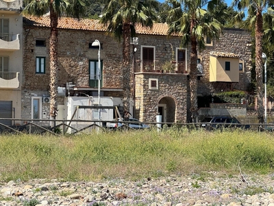 Palazzo in Via Caronia di Sicilia Cortile Iblei 6, Caronia, 3 locali