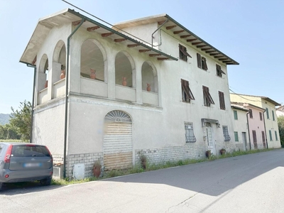 Porzione di casa in vendita a Lucca